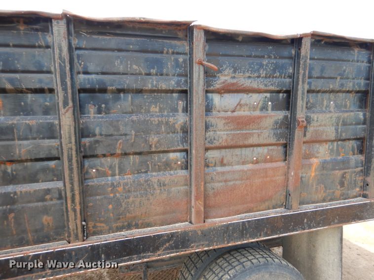 image for item DM0071 1993 GMC TopKick  flatbed truck