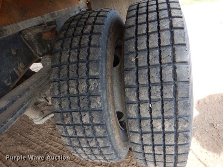 image for item DM0071 1993 GMC TopKick  flatbed truck