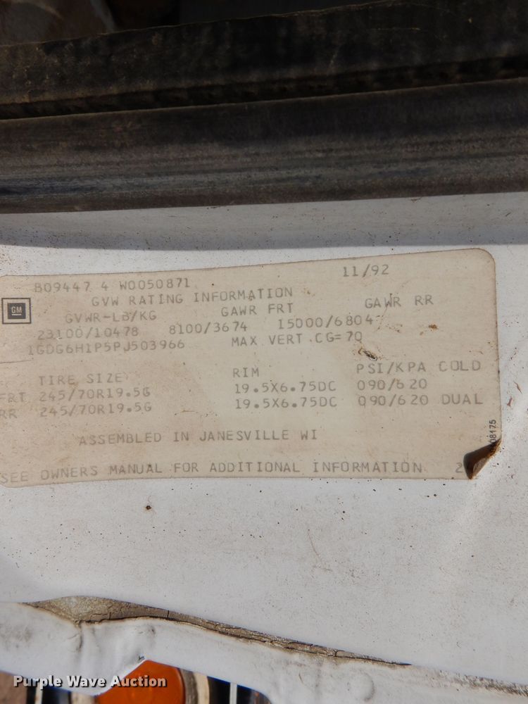 image for item DM0071 1993 GMC TopKick  flatbed truck