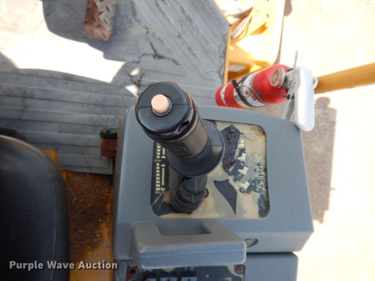 image for item DM2984 2005 Caterpillar CP-563E  single drum vibratory roller