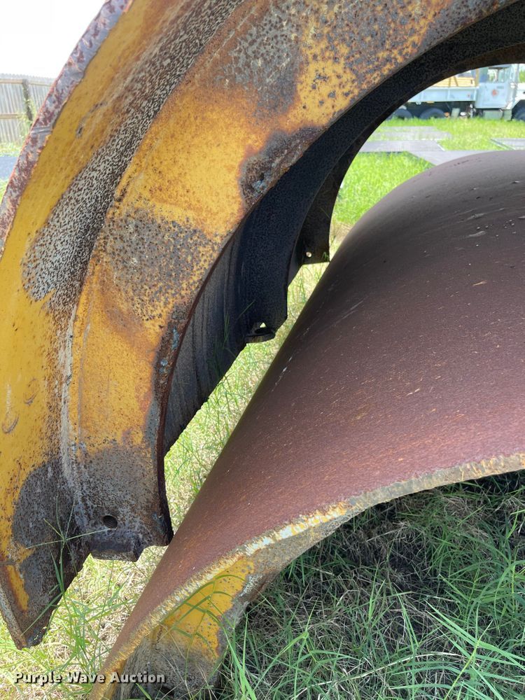 image for item DM2984 2005 Caterpillar CP-563E  single drum vibratory roller