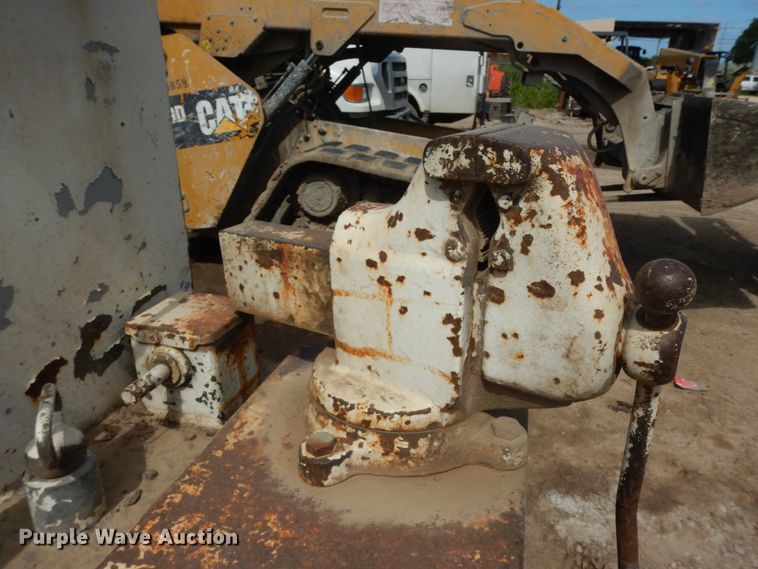 image for item DM2994 2001 International 4700  utility / service truck