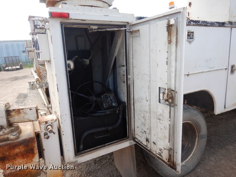 image for item DM2994 2001 International 4700  utility / service truck