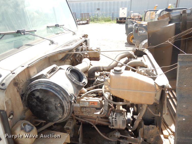 image for item DM2994 2001 International 4700  utility / service truck