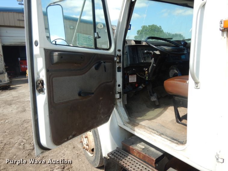 image for item DM2994 2001 International 4700  utility / service truck