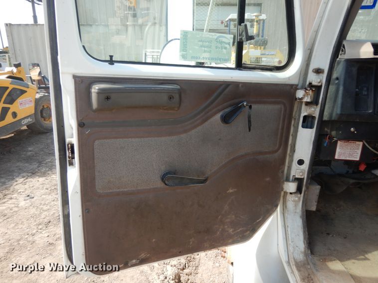 image for item DM2994 2001 International 4700  utility / service truck