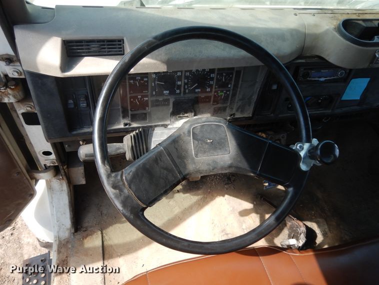 image for item DM2994 2001 International 4700  utility / service truck