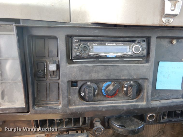 image for item DM2994 2001 International 4700  utility / service truck