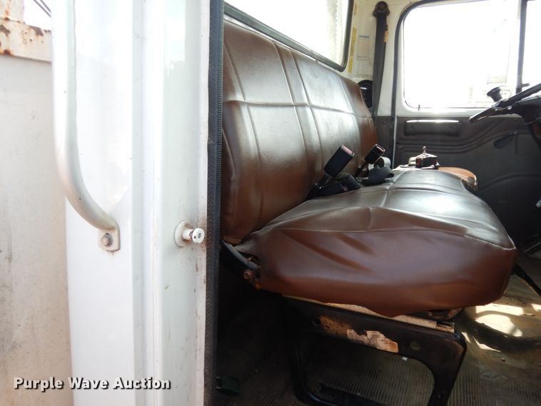 image for item DM2994 2001 International 4700  utility / service truck