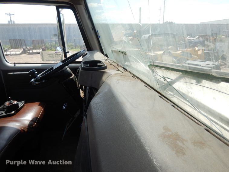 image for item DM2994 2001 International 4700  utility / service truck