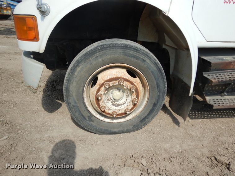 image for item DM2994 2001 International 4700  utility / service truck