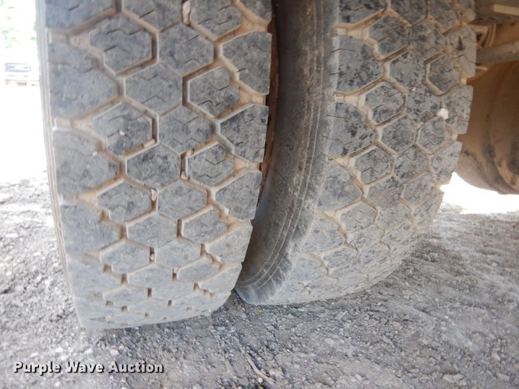 image for item DM2994 2001 International 4700  utility / service truck