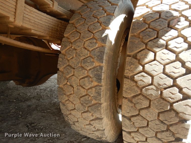 image for item DM2994 2001 International 4700  utility / service truck