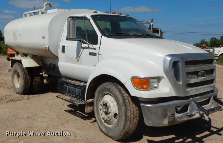 image for item DM2995 2007 Ford F750  water truck