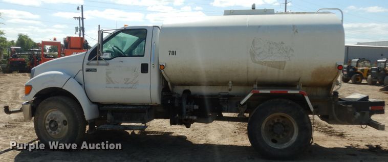 image for item DM2995 2007 Ford F750  water truck