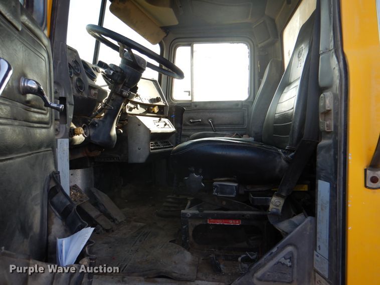 image for item ES9670 2000 Mack RD690S  ready mix truck