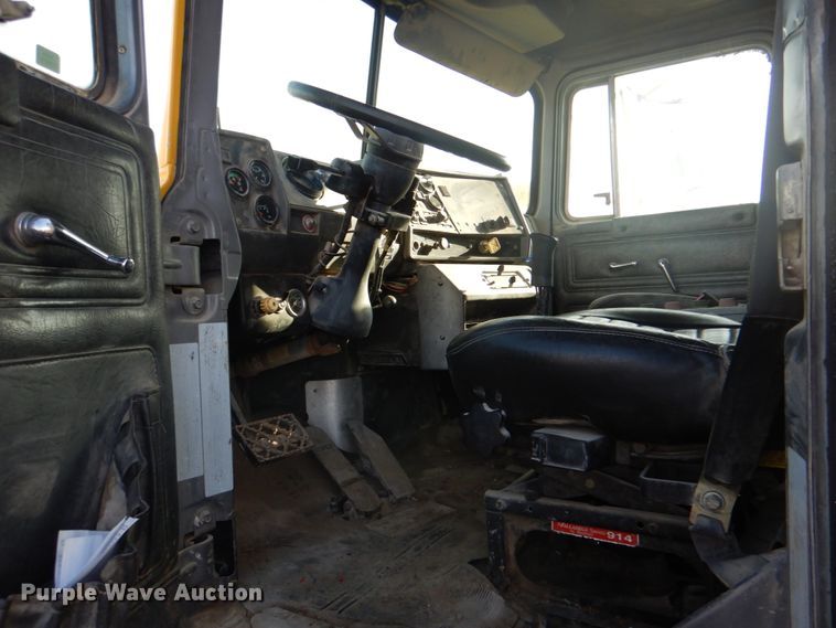 image for item ES9670 2000 Mack RD690S  ready mix truck