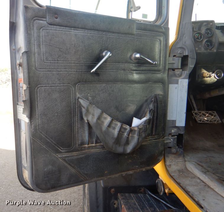 image for item ES9670 2000 Mack RD690S  ready mix truck