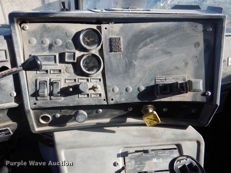 image for item ES9670 2000 Mack RD690S  ready mix truck