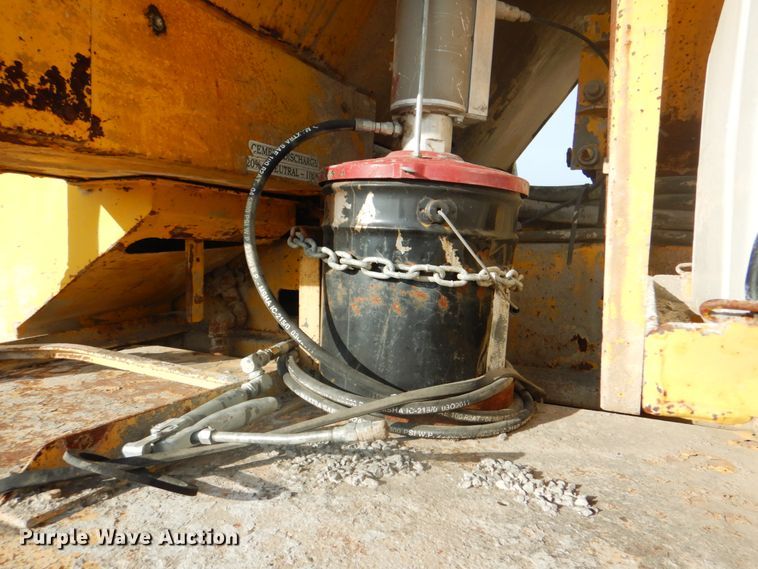 image for item ES9670 2000 Mack RD690S  ready mix truck