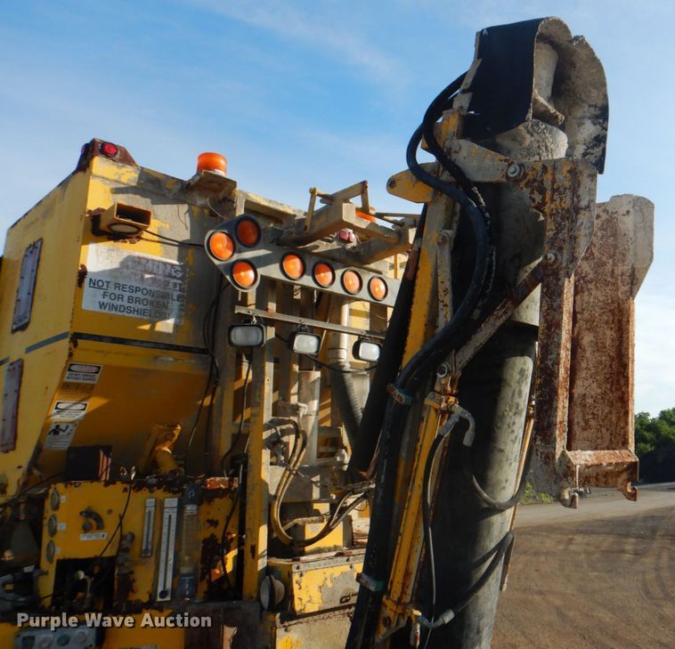 image for item ES9670 2000 Mack RD690S  ready mix truck