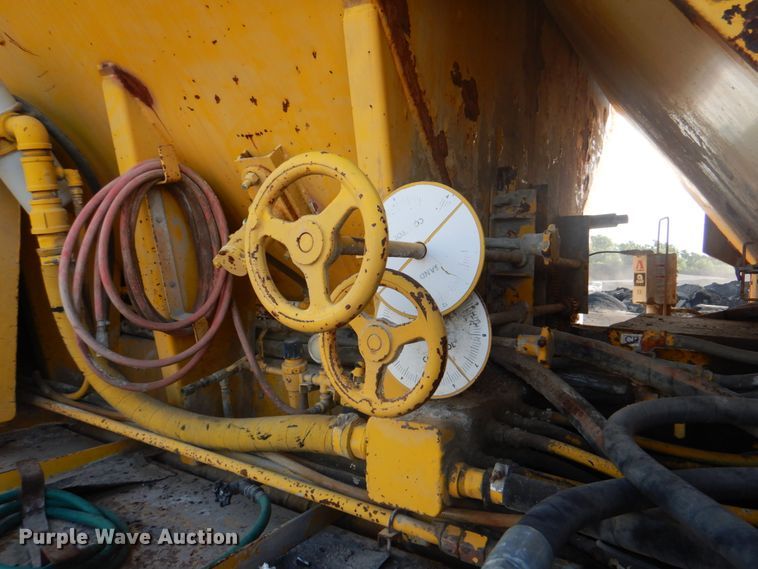 image for item ES9670 2000 Mack RD690S  ready mix truck