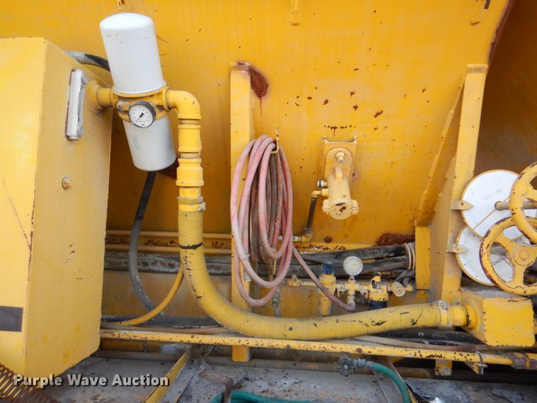 image for item ES9670 2000 Mack RD690S  ready mix truck