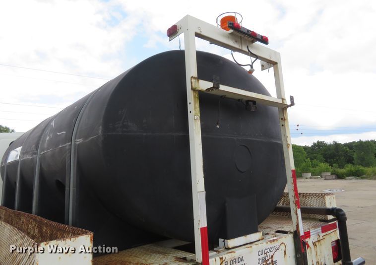 image for item FP9289 2004 International 4300  water truck