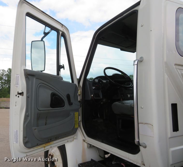 image for item FP9289 2004 International 4300  water truck