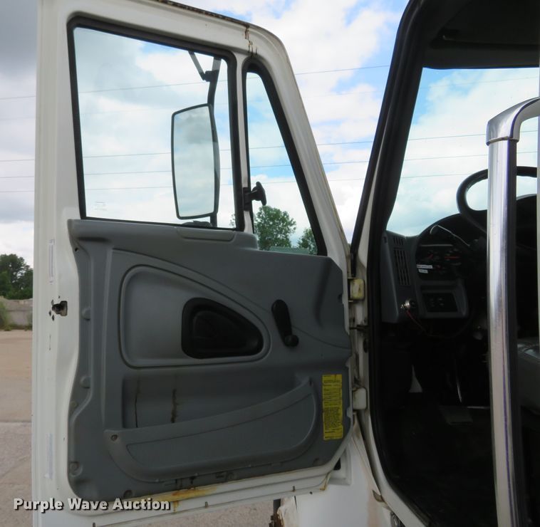 image for item FP9289 2004 International 4300  water truck