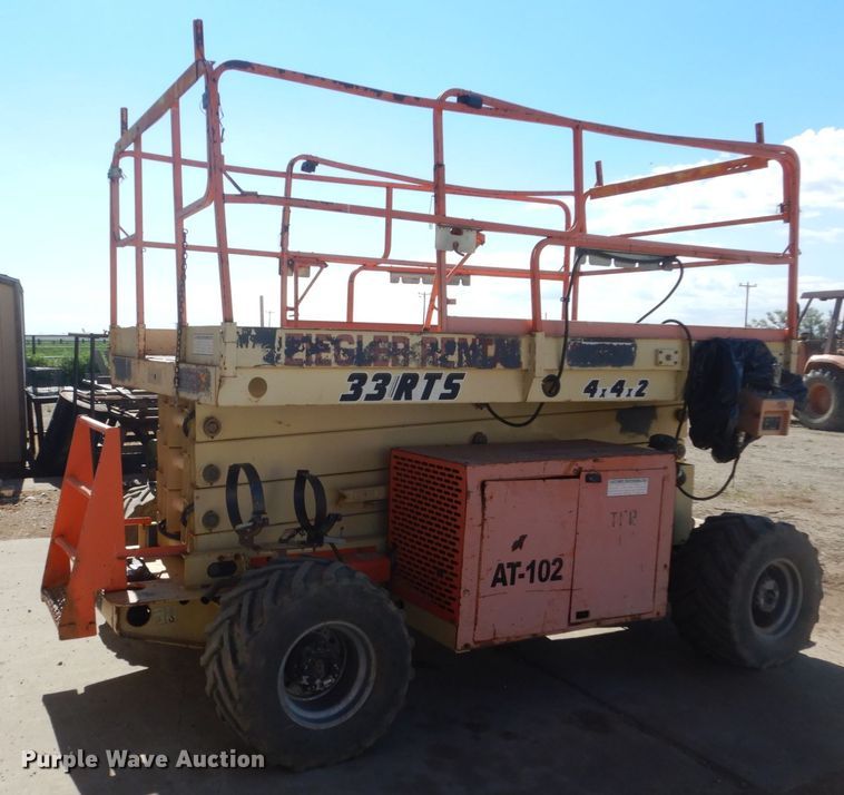 image for item HI9834 2001 JLG 33RTS  scissor lift