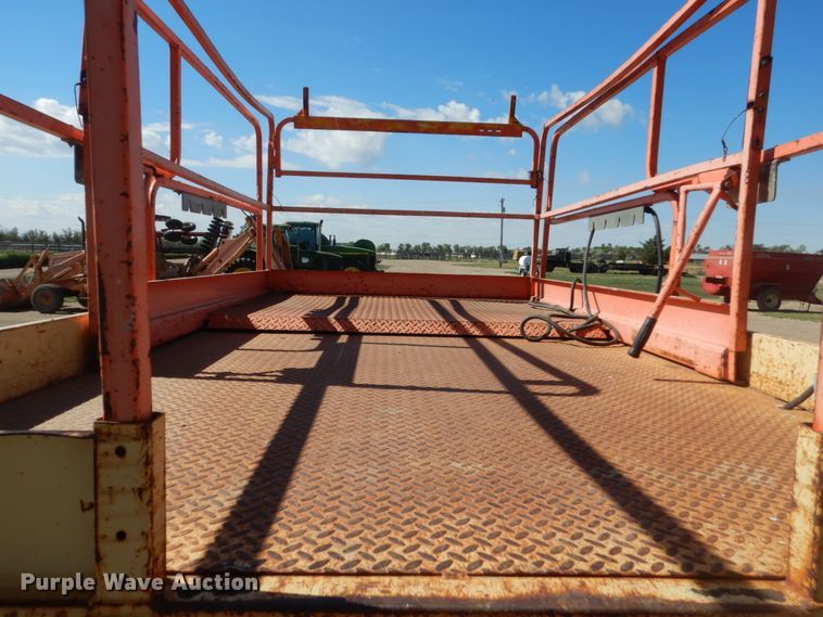 image for item HI9834 2001 JLG 33RTS  scissor lift