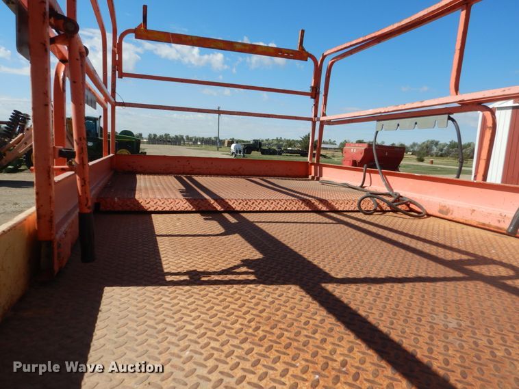 image for item HI9834 2001 JLG 33RTS  scissor lift