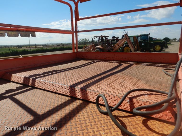 image for item HI9834 2001 JLG 33RTS  scissor lift