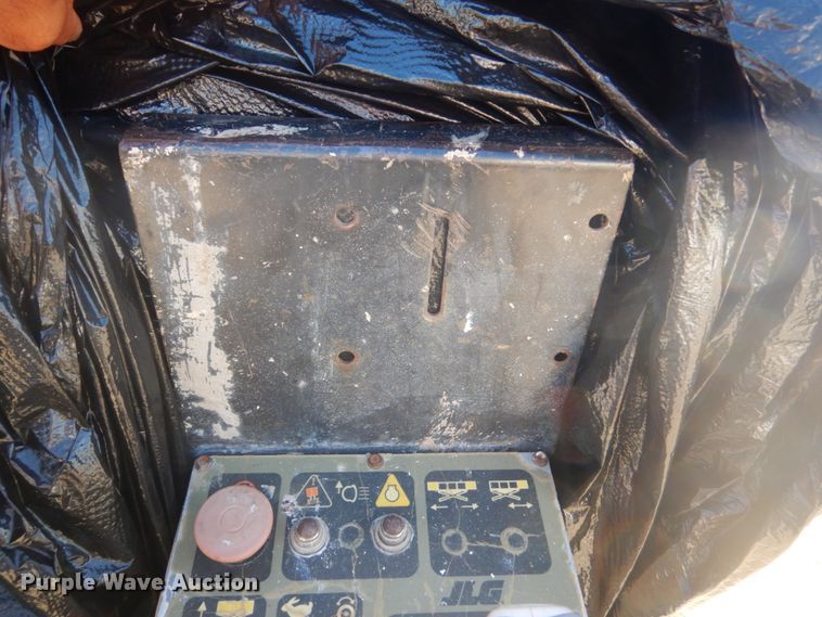 image for item HI9834 2001 JLG 33RTS  scissor lift