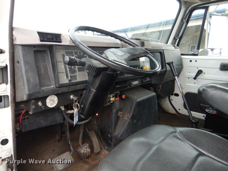 image for item HL9491 1995 International 4700  crane truck