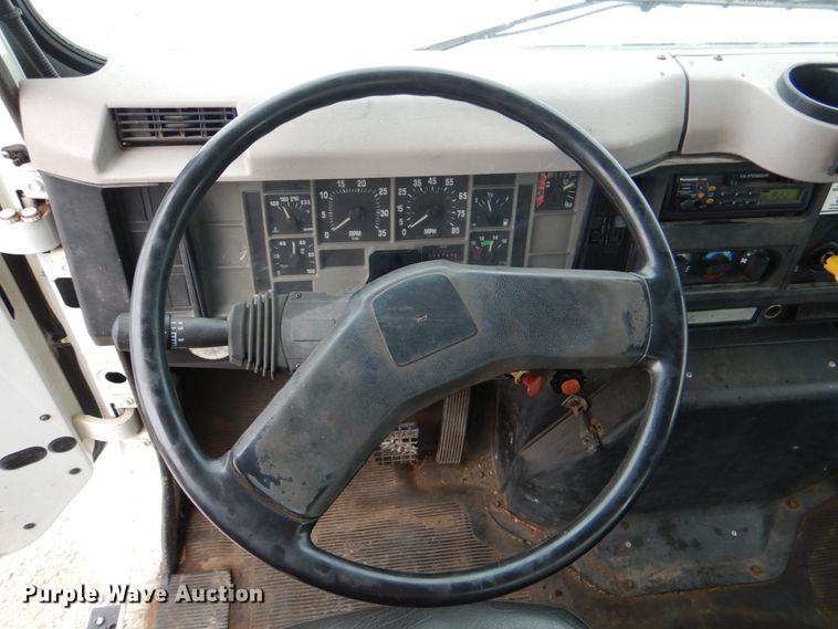 image for item HL9491 1995 International 4700  crane truck