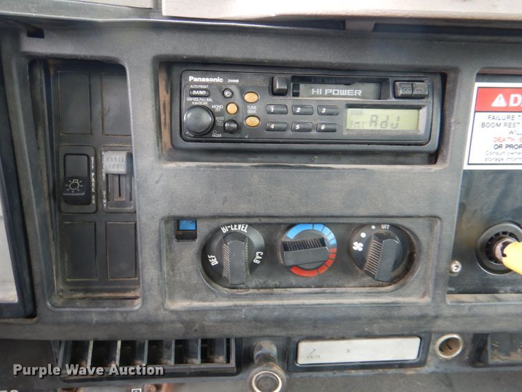 image for item HL9491 1995 International 4700  crane truck