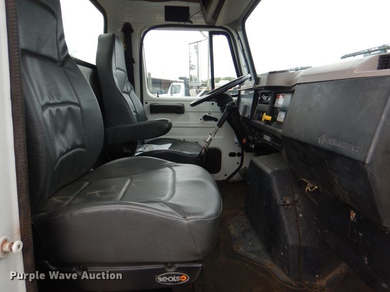 image for item HL9491 1995 International 4700  crane truck