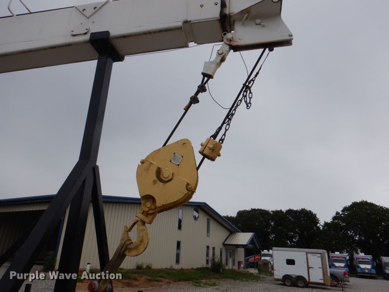 image for item HL9491 1995 International 4700  crane truck