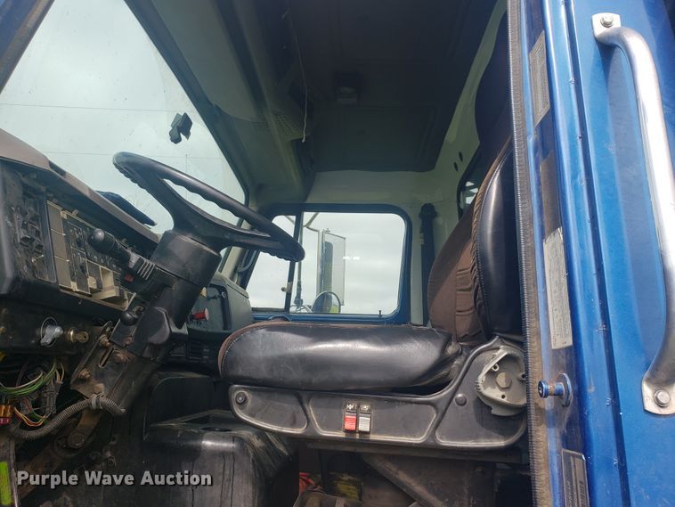 image for item HP9500 1999 International 8100  dump truck