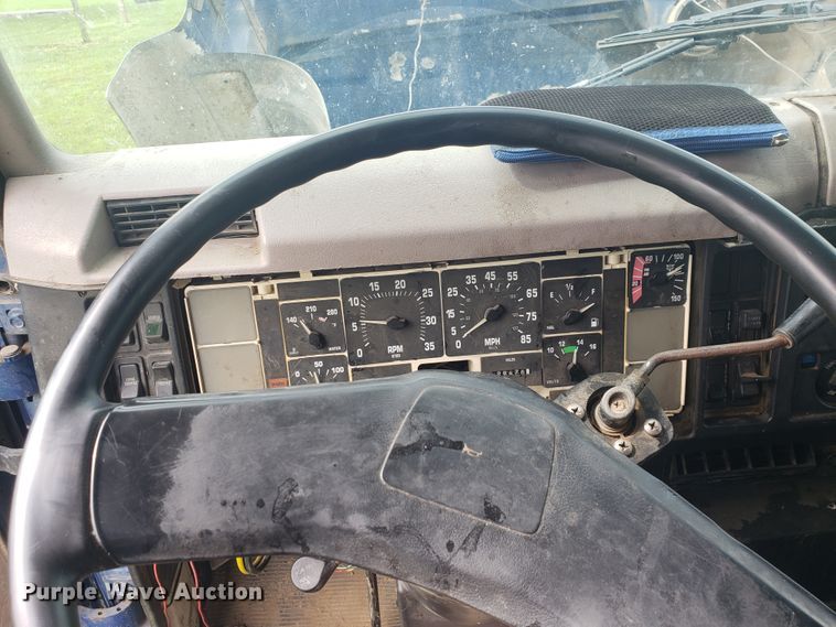 image for item HP9500 1999 International 8100  dump truck