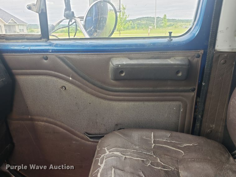 image for item HP9500 1999 International 8100  dump truck