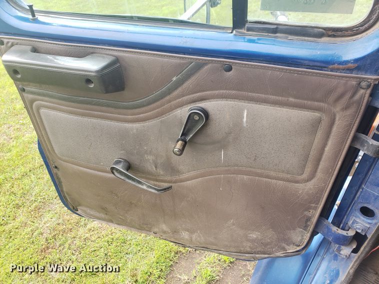 image for item HP9500 1999 International 8100  dump truck