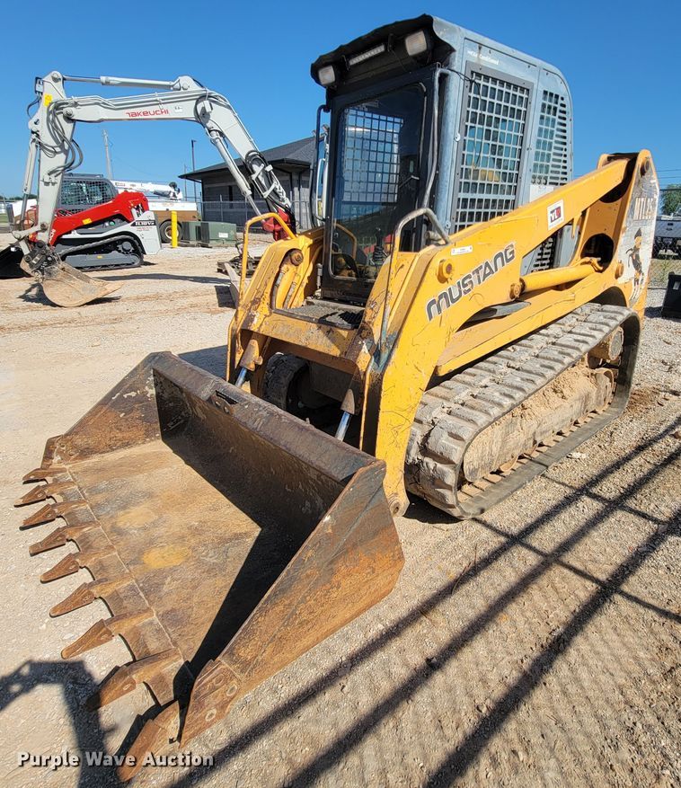 image for item IF9868 2004 Mustang MTL25  tracked skid steer loader