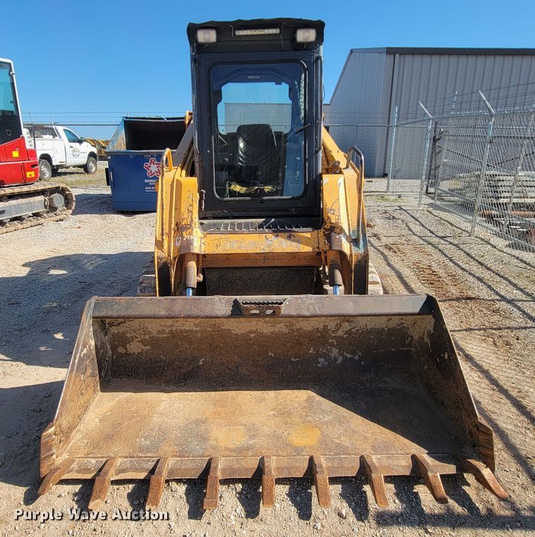 image for item IF9868 2004 Mustang MTL25  tracked skid steer loader