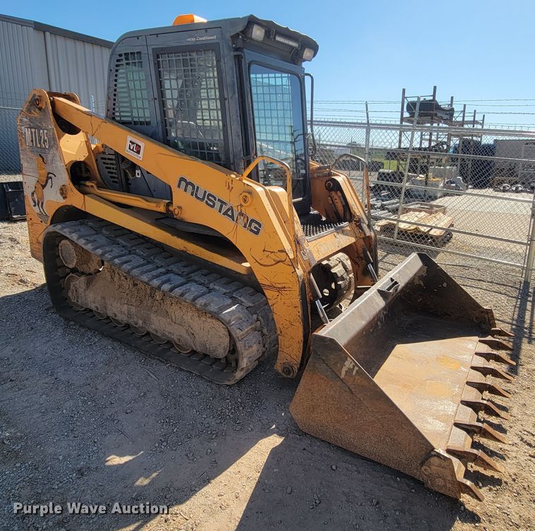 image for item IF9868 2004 Mustang MTL25  tracked skid steer loader