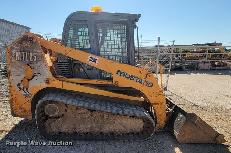 image for item IF9868 2004 Mustang MTL25  tracked skid steer loader