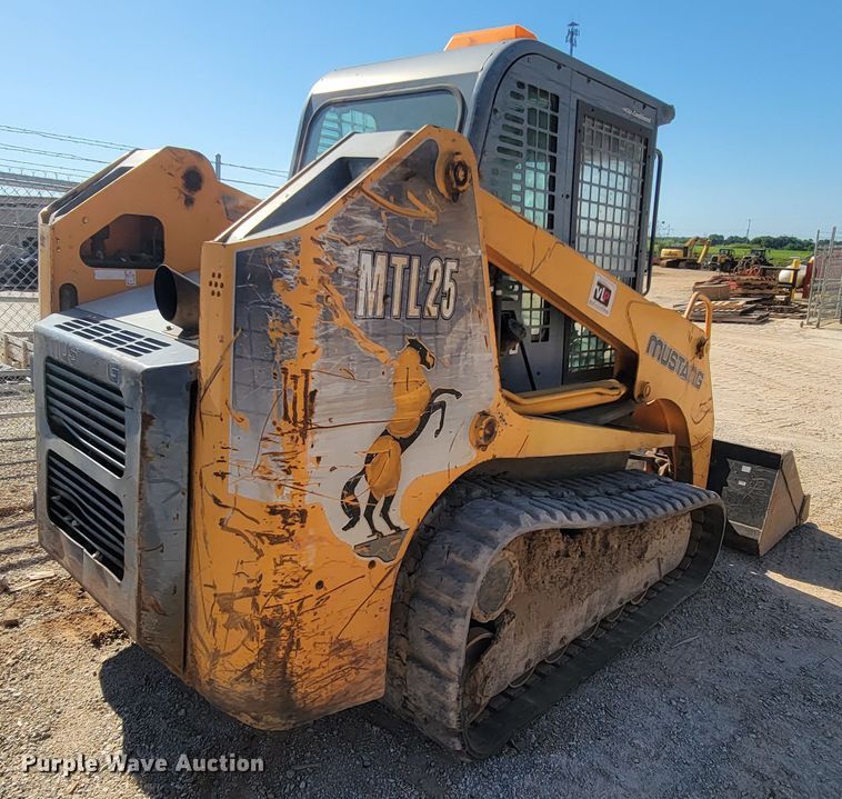 image for item IF9868 2004 Mustang MTL25  tracked skid steer loader
