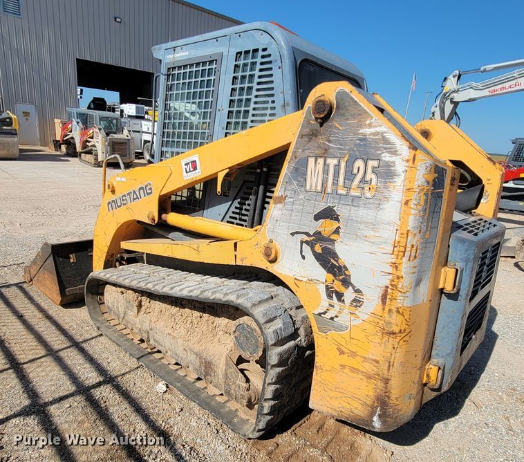 image for item IF9868 2004 Mustang MTL25  tracked skid steer loader